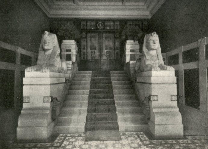 Historische Fotografie der Treppe zur Vorhalle, flankiert von zwei Sphinx-Skulpturen