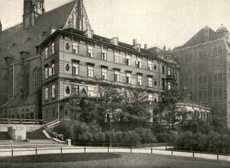 Historische Fotografie eines mehrgeschossigen Logenhauses mit Freitreppe und Gartenanlage